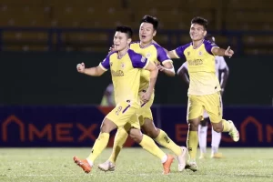 Tuấn Hải mãi đến trận đá bù với B. Bình Dương mới có bàn thắng tại V-League mùa giải mới. Ảnh: ANH PHƯƠNG